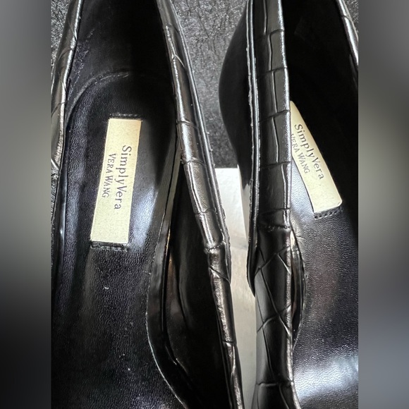 Vera Wang Black Pointed Toe Crocodile Heels | - Picture 3 of 3